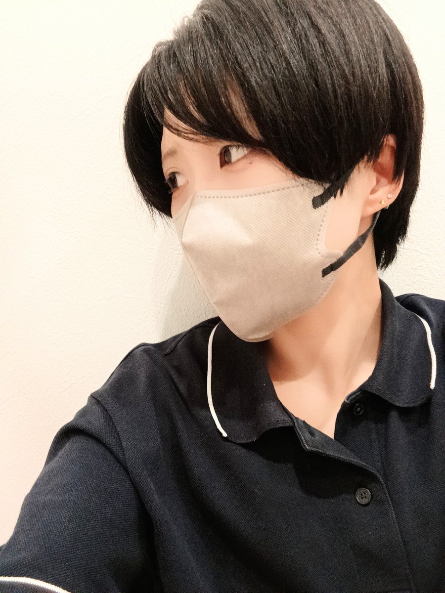 wywyl3's tweet photo. イーラインマ���クつい3色購入。
吉田さんと曽野さんとお揃いしたくて。
skin＋って普通サイズしか無いんだ……顎パカパカ、紐ゆるゆる。
お父さんにでも譲ります。
2枚目着用画像、3枚目いつものマスク。 https://t.co/GnpkNVIWFB