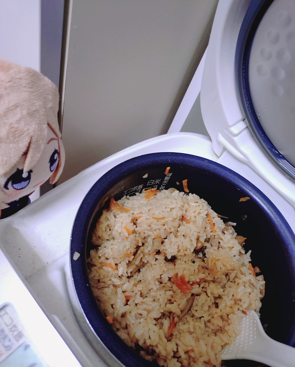 wonder_log's tweet photo. 学マスホームでいつも莉波ちゃんが「今日は炊き込みご飯にしようかな～？」って催促するので、今日の夜ご飯は炊き込みご飯。
なお、私は炊き込みご飯あんまり好きではありません(白米こそ至高) https://t.co/NlGwu96BxC