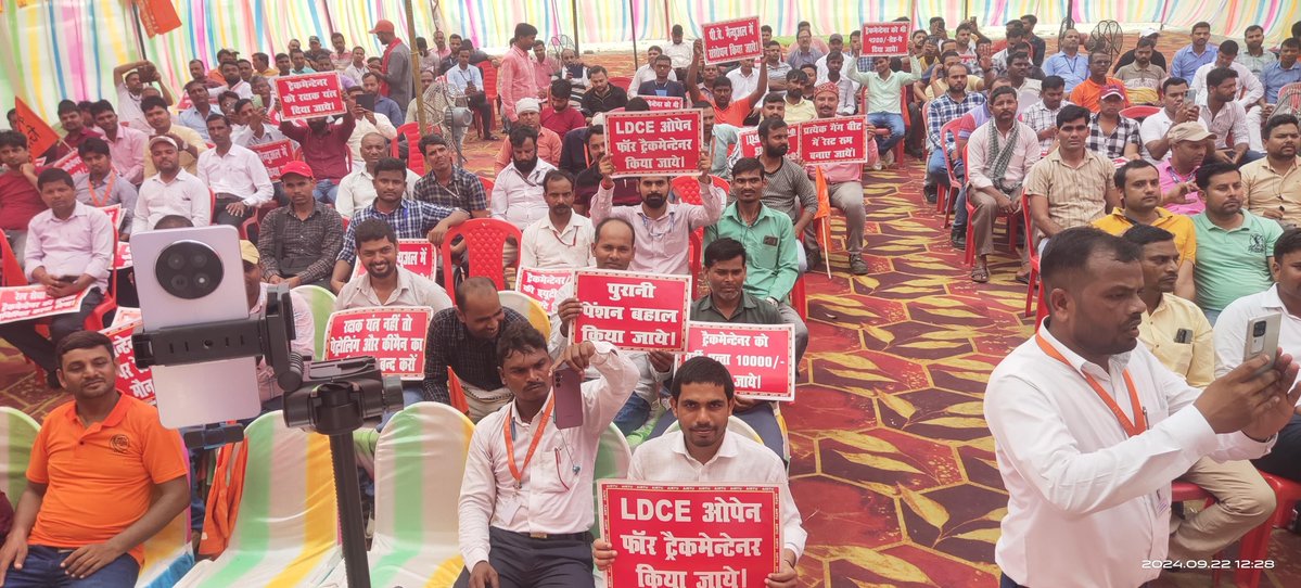 RameshK18500488's tweet photo. वैश्विक महामारी के दौरान भी कर्मचारी का आर्थिक नुकसान हुआ था, लेकिन अब सातवें वेतनमान के आधार पर ही बोनस की राशि 46159 रुपए की आवाज कर्मचारी बुलंद कर रहे हैं।
#RailwayBonus46159
@RailMinIndia @AshwiniVaishnaw @PMOIndia @PIB_India @RahulGandhi https://t.co/D3N69P4gf7