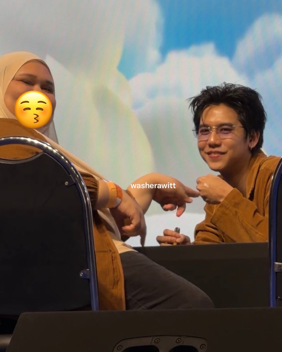 washerawitt's tweet photo. hehe 😚🤎💛

1ST FANIVAL OF SINGCHIMON 

#GMMTVFANIVAL2026HappyFamilyxSC 
#SingChimon #ซิงชิม่อน https://t.co/gZyiApSqOe