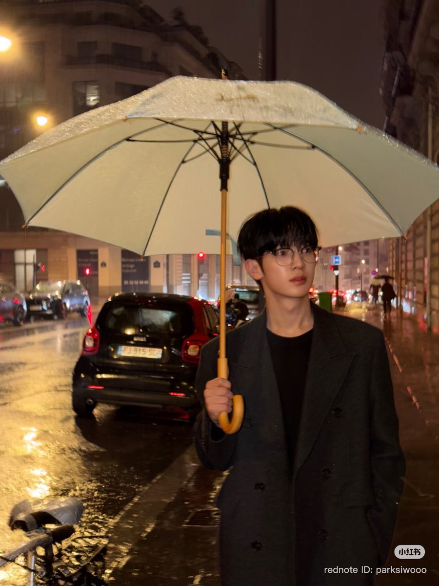 watermelon4siu's tweet photo. PARK SIWOO NEW ERA begins another remarkable chapter at Valentino, where SiWoo captivates Paris with his sophisticated presence and natural charm.

PARK SIWOO AT VALENTINO PFWSS27
#PARKSIWOOxVALENTINO
#VALENTINOPFWSS27
#PARKSIWOO https://t.co/QVdZf9KbyJ