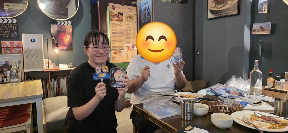 Angelaeng0517's tweet photo. 人生第一次約網友出來 好緊張 順利見面
@Zuankuaizui6 感謝您送我的禮物 我很喜歡，很有心👍 https://t.co/AhyRJBQiiu