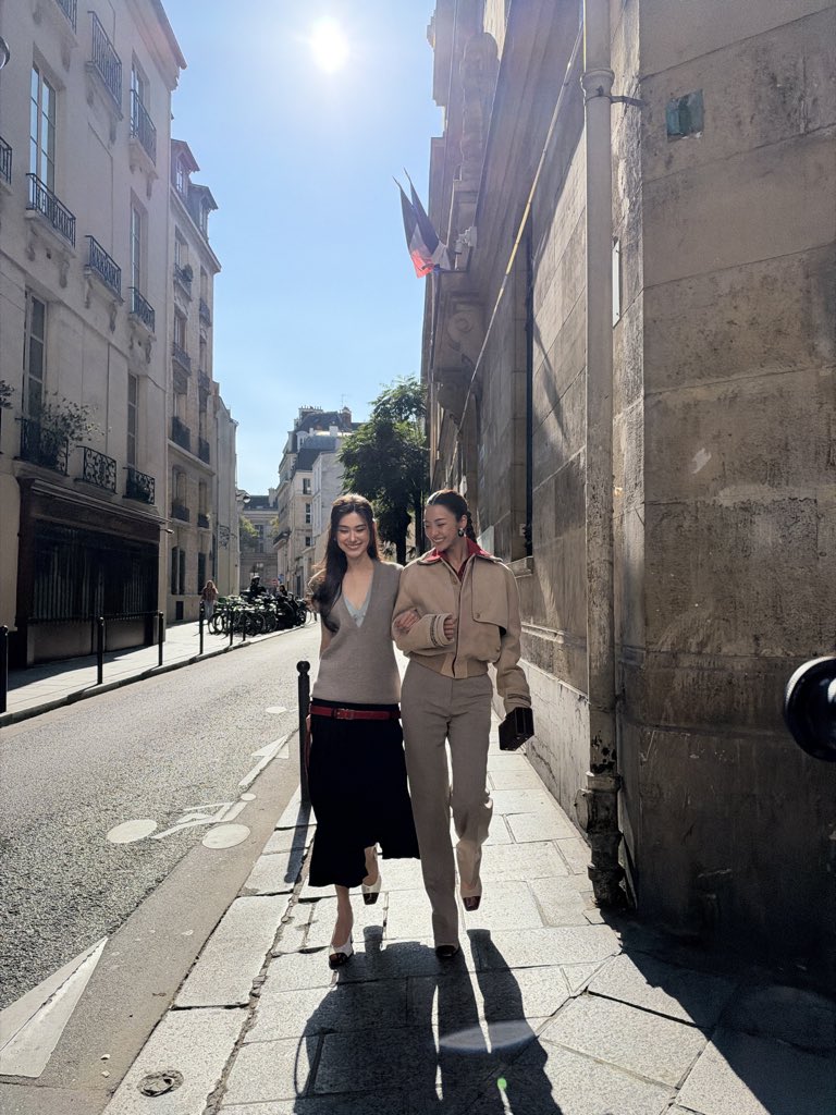 LenaMiu_CH3's tweet photo. Sunshine, good vibes &amp; a little bit of Paris magic.

#CHANELSpringSummer #CHANEL #PFW #CHANELSS27xLenaMiu
#LalinaLena #MiuNatsha 

@lena__lorena @miunatshaa @CHANEL https://t.co/6Ym5o0Zod1