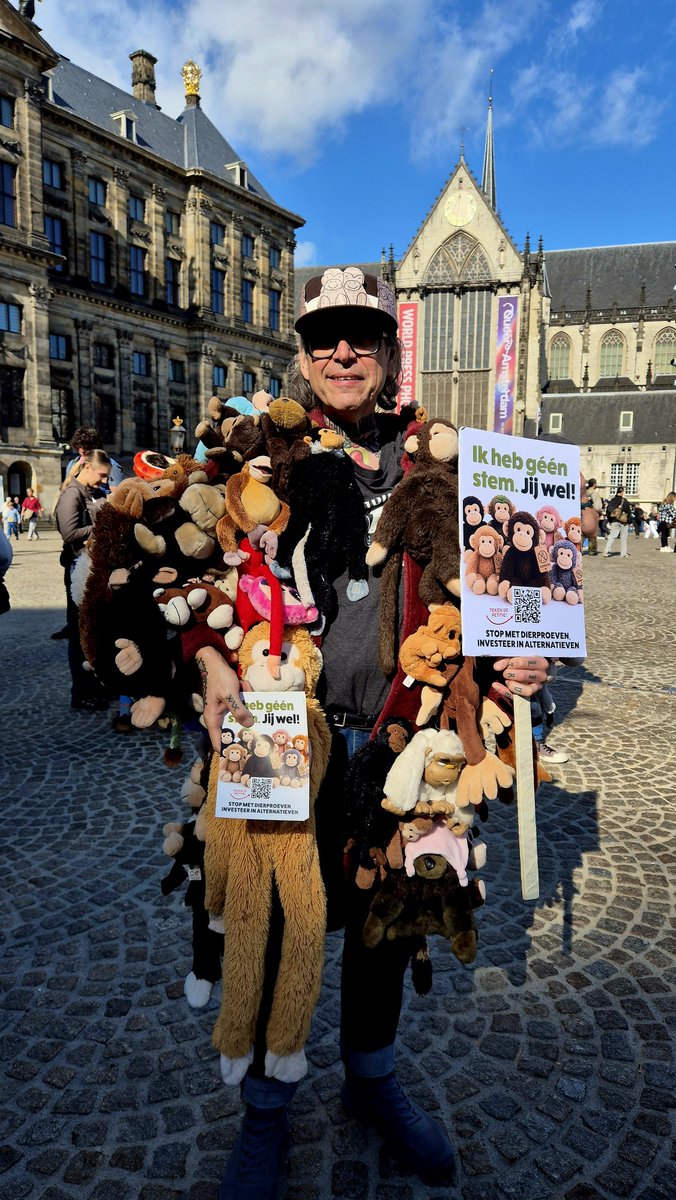 PersburoUNN's tweet photo. Demo op de #Dam in Amsterdam"Elke Dag is #Dierendag " #Vegan Stop de bioindustrie tocht gaat naar het #Museumplein https://t.co/zqZxLD2jpm