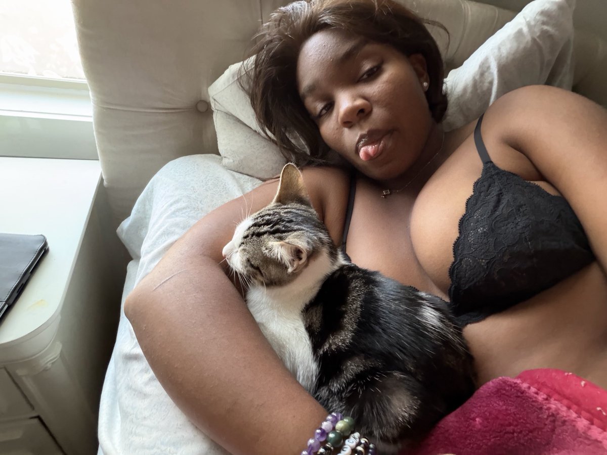 gb_beanie's tweet photo. good morning from me and my little Chungus <3 go ahead and send this morning little honeybees 🍯 the queen is waiting. https://t.co/69cNX5oMAS