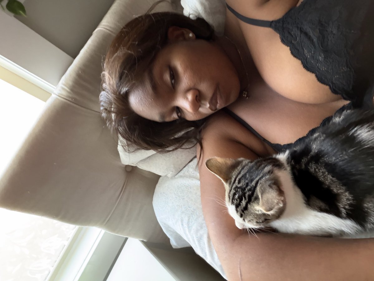 gb_beanie's tweet photo. good morning from me and my little Chungus <3 go ahead and send this morning little honeybees 🍯 the queen is waiting. https://t.co/69cNX5oMAS
