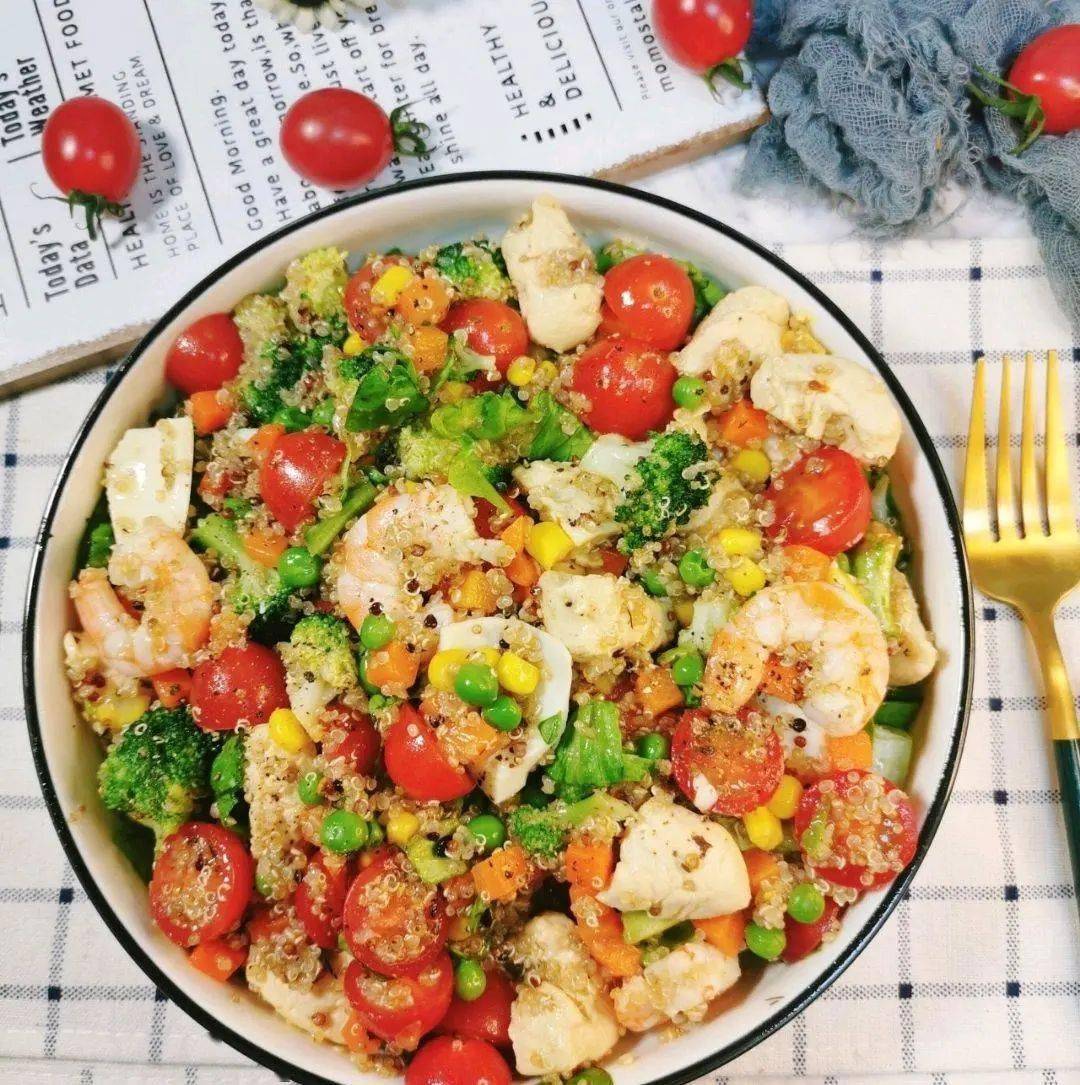 Austin8ehc's tweet photo. Comida para quemar grasa: Ensalada de quinoa, brócoli a la parrilla y filete de pollo a la plancha. Ligera, nutritiva y deliciosa! （减脂餐：藜麦烤西兰花配煎鸡胸肉。低卡、营养又美味！） https://t.co/RszeePMKKT