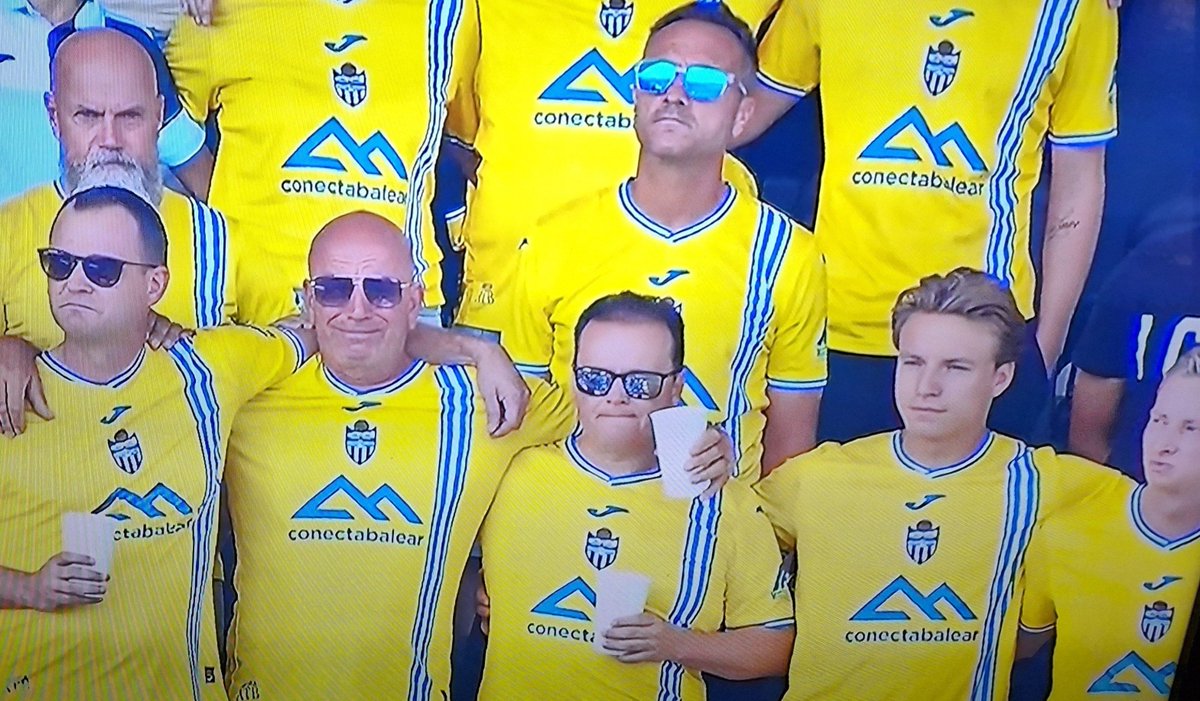 PedroBonet_2's tweet photo. EMOTIVO minuto de silencio hoy en el Estadi Balear en memoria de Christian Henneberger "Henne"
DEP el amigo personal de Ingo Volckmann y muy ligado AGON GROUP.  
Muy "tocado" estaba el propietario del @atleticbalears Ingo Volckmann. 
📷IB3TV. https://t.co/AHuAcRdvvW