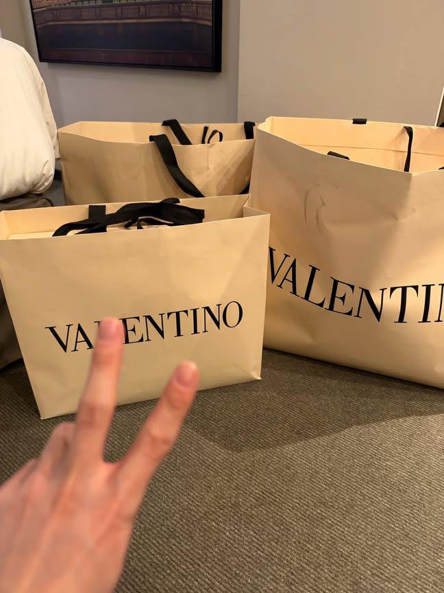 keopsw_'s tweet photo. A fresh look is about to be revealed.
Can’t wait to see Park Siwoo bring his own charm to this exciting new era. PARK SIWOO NEW ERA

PARK SIWOO AT VALENTINO PFWSS27
#PARKSIWOOxVALENTINO
#PARKSIWOO https://t.co/MCLNrh6OMV