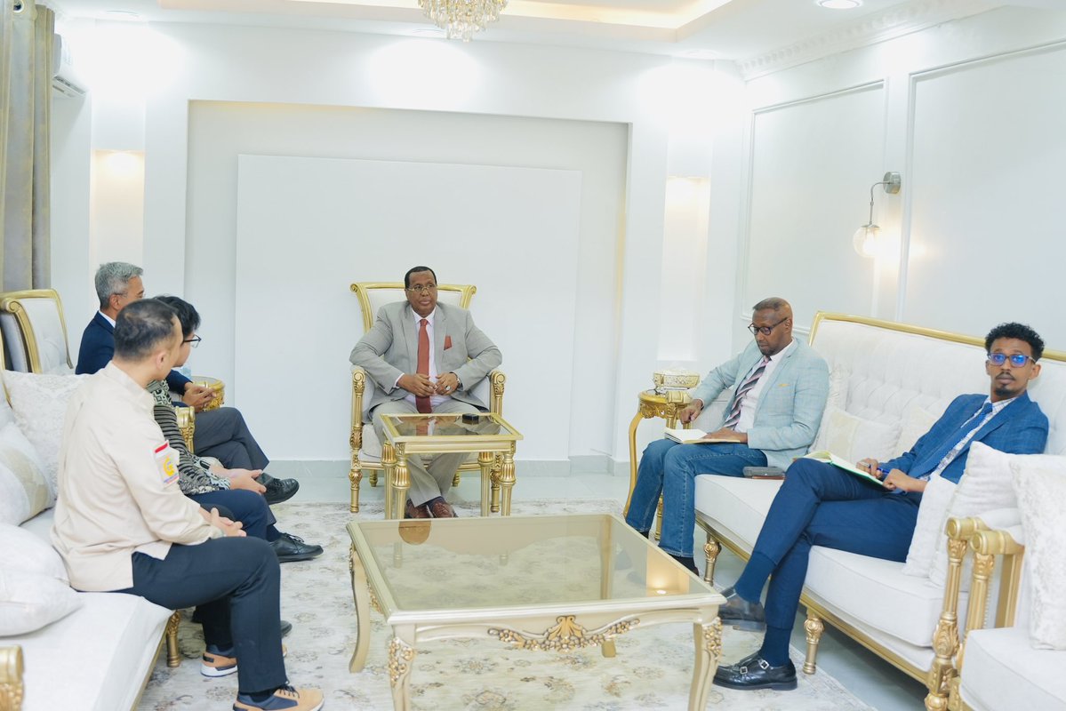 VPOfficePL's tweet photo. Ku-simaha Madaxweynaha ahna Madaxweyne Ku-xigeenka Dowladda Puntland, Mudane @HELugatoor, ayaa qaabilay Safiirka Indonesia ee #Soomaaliya, Mudane @witjaksono_adji. iyagoo ka wada hadlay xoojinta iskaashiga labada dhinac iyo dadaallada #Puntland ee la-dagaallanka burcad-badeedda. https://t.co/MvlNEd3WTS