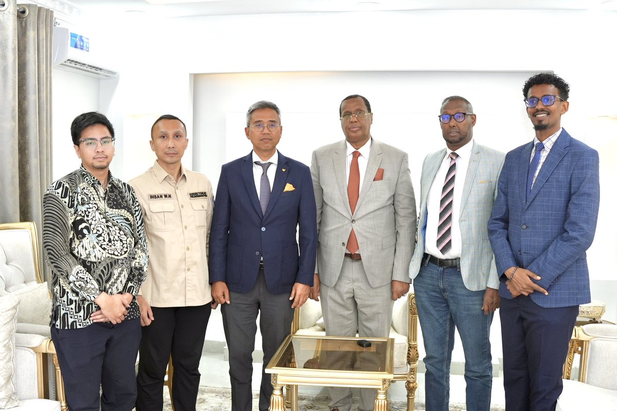 VPOfficePL's tweet photo. Ku-simaha Madaxweynaha ahna Madaxweyne Ku-xigeenka Dowladda Puntland, Mudane @HELugatoor, ayaa qaabilay Safiirka Indonesia ee #Soomaaliya, Mudane @witjaksono_adji. iyagoo ka wada hadlay xoojinta iskaashiga labada dhinac iyo dadaallada #Puntland ee la-dagaallanka burcad-badeedda. https://t.co/MvlNEd3WTS