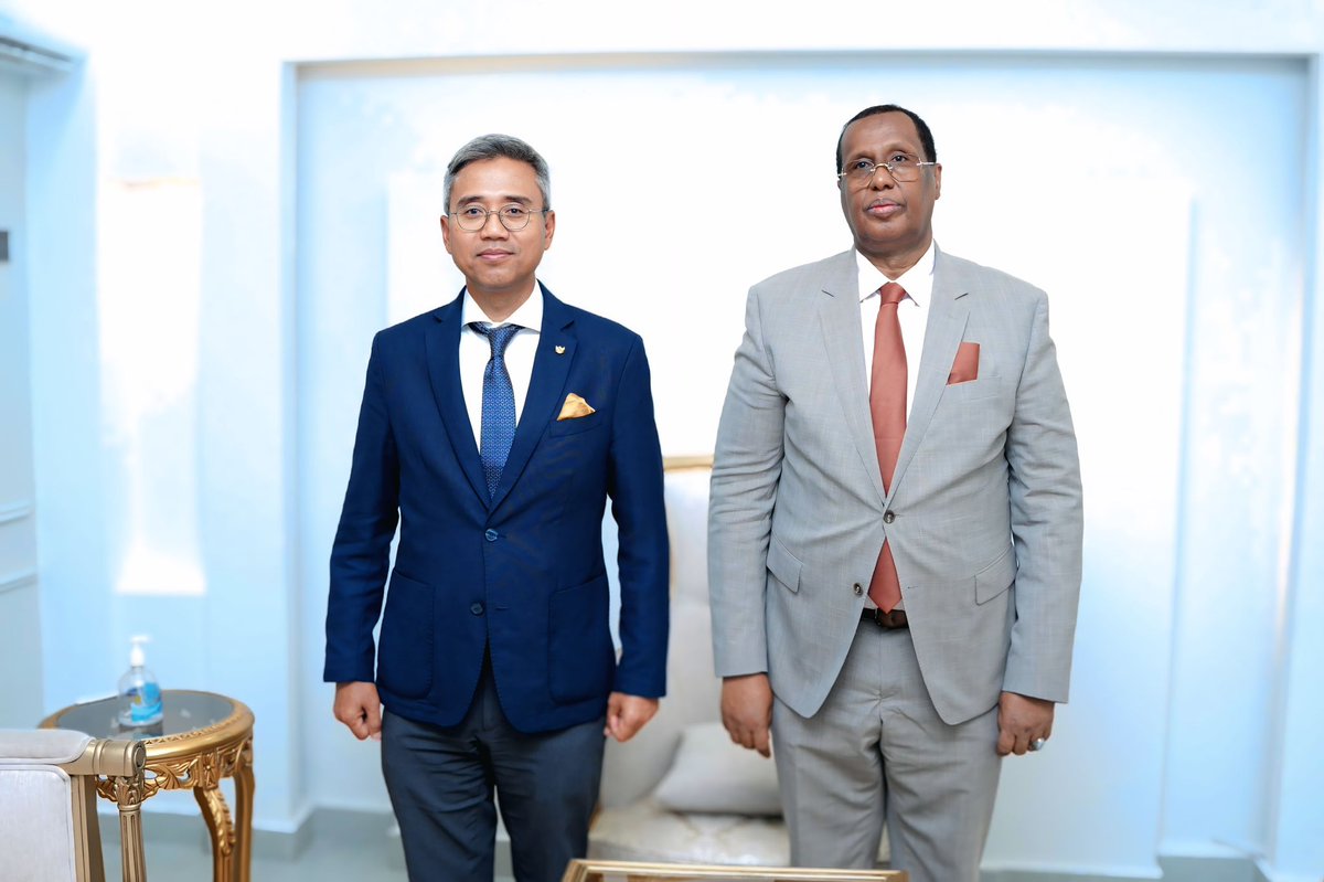 VPOfficePL's tweet photo. Ku-simaha Madaxweynaha ahna Madaxweyne Ku-xigeenka Dowladda Puntland, Mudane @HELugatoor, ayaa qaabilay Safiirka Indonesia ee #Soomaaliya, Mudane @witjaksono_adji. iyagoo ka wada hadlay xoojinta iskaashiga labada dhinac iyo dadaallada #Puntland ee la-dagaallanka burcad-badeedda. https://t.co/MvlNEd3WTS