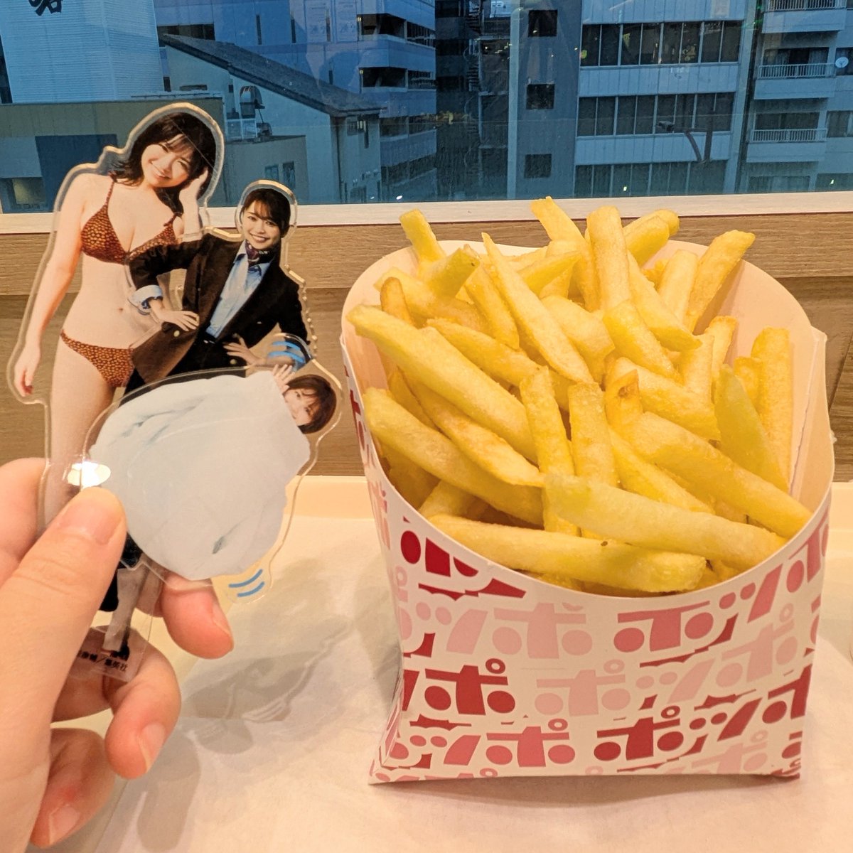4d8d1d01's tweet photo. ゆのふぃーのじかんで聴いてずっとずっと気になってた念願のポッポのポテト🍟🙌🏻！！
小盛り・山盛り・メガ盛りだったから山盛り頼んだらメガ級の山盛りきた🍟🤣
#ポッポのポテト
#yuno924  #youゆー  #大原優乃
#ゆのふぃーとおでかけ https://t.co/NqMCKLa3rV