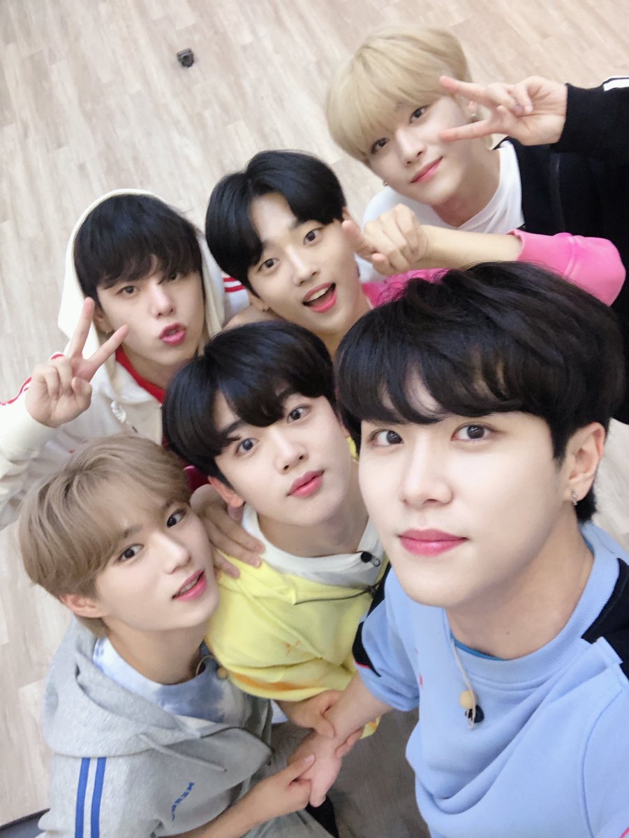 maeminana's tweet photo. 위아이 6 주년 축하한다~~ 🤍✨ https://t.co/gF6k2na3fq