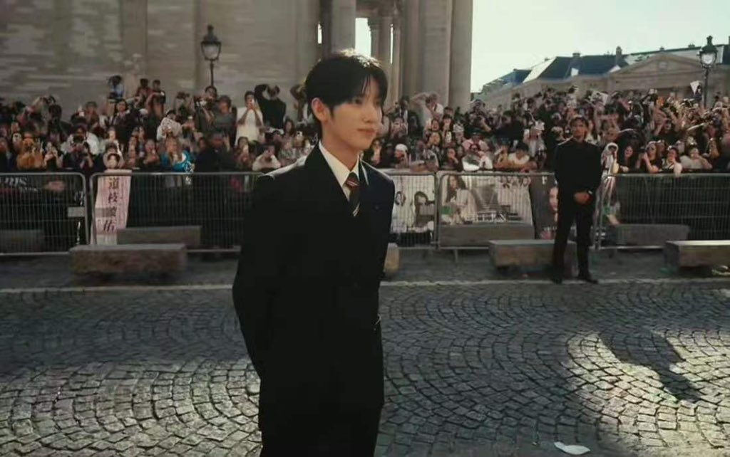 JINts6a's tweet photo. Park Siwoo shines brightly at Paris Fashion Week, perfectly interpreting Valentino’s elegant and romantic aesthetic with his unique temperament.

PARK SIWOO AT VALENTINO PFWSS27

#PARKSIWOOxVALENTINO
#VALENTINOPFWSS27
#PARKSIWOO https://t.co/9tUwvdPRJo