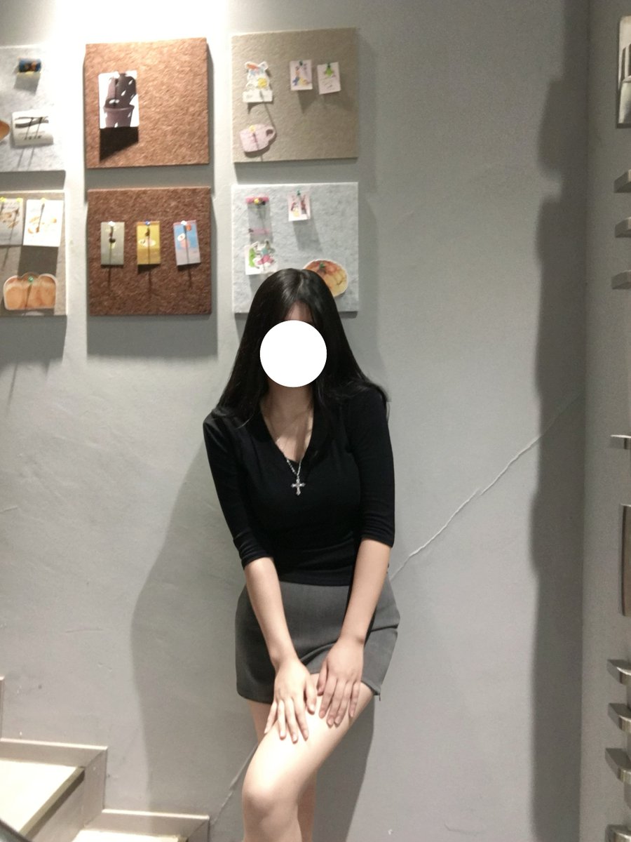 SnmOvO's tweet photo. 今天有两个萌萌的小女孩要开开心心睡觉了
假期第一次出门，风好大，突然降温好冷，我一直在打喷嚏
洗完澡躺在床上我的头痛痛的我的脸热热的，我不要感冒发烧啊
我穿了长裤和外套，肯定是在火锅店被门口的风吹的💢 https://t.co/QwpdYLQSwM