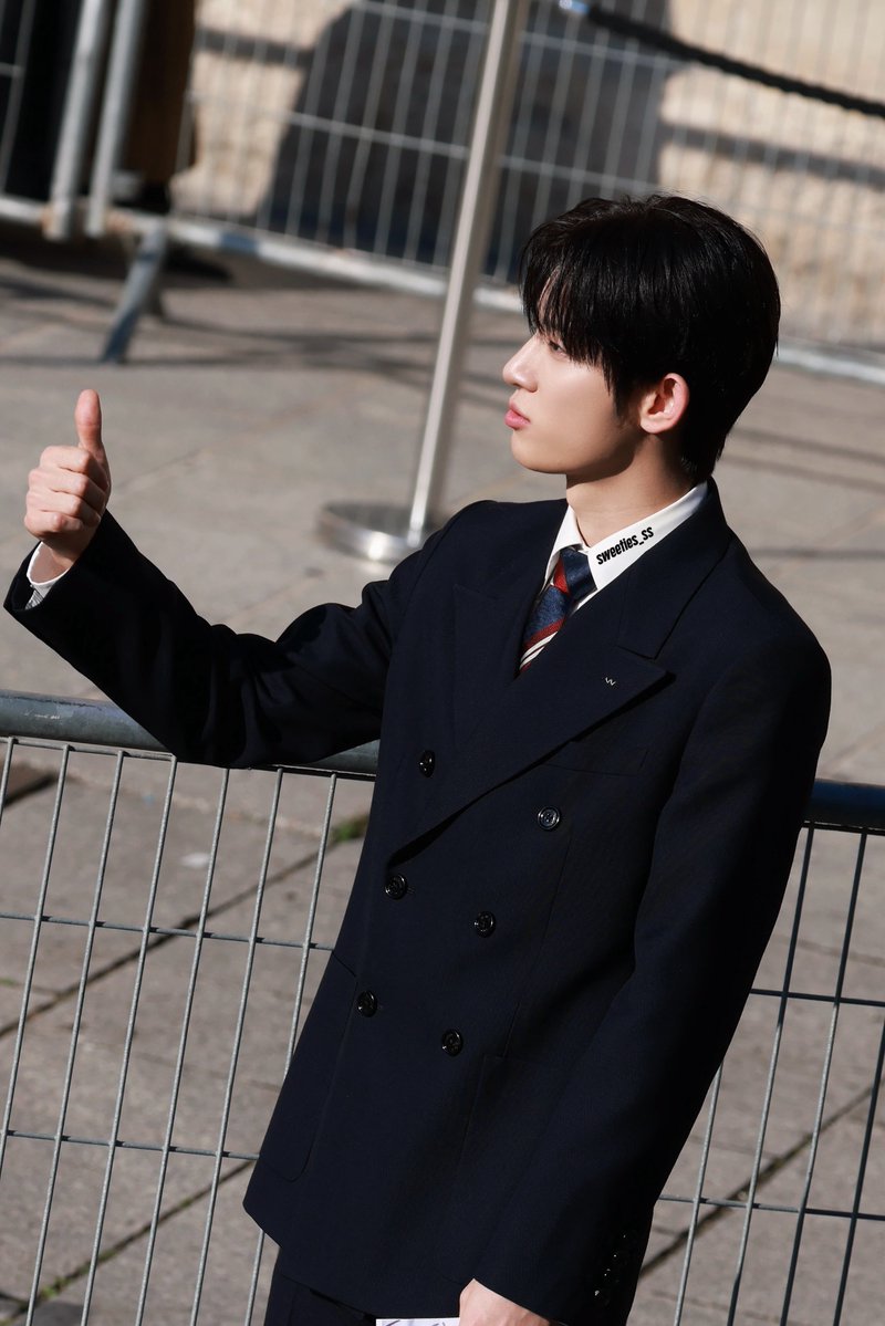 sweeties_ss's tweet photo. #parksiwoo #박시우
#朴时宇 #검사실의제안
#PARKSIWOOxVALENTINO #PARKSIWOO #박시우

261004 VALENTINO 퇴근
왕자님 👑 https://t.co/ghSVdjU6xd