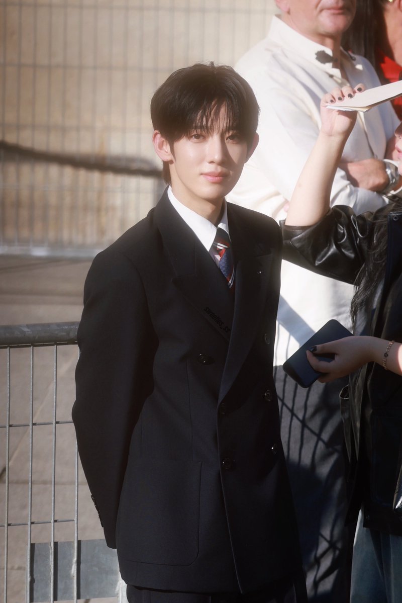 sweeties_ss's tweet photo. #parksiwoo #박시우
#朴时宇 #검사실의제안
#PARKSIWOOxVALENTINO #PARKSIWOO #박시우

261004 VALENTINO 퇴근
왕자님 👑 https://t.co/ghSVdjU6xd