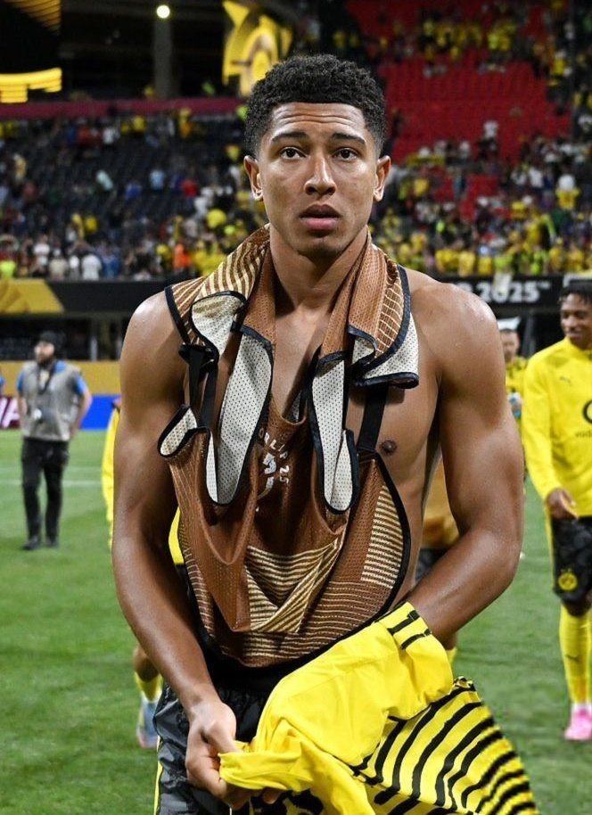 bbzuda_quente's tweet photo. Eu amo essa foto, queria poder atacar ele quando ele me olhasse com essa cara de coitado, era de 4, de lado, em pé, 69, borboleta paraguaia e bqt parafuso com ele jorrando na minha cara e dps batendo o pau duro dele nas minhas bochechas enquanto me xinga de puta sfda dsgrçda etc https://t.co/tea2qRj5fJ
