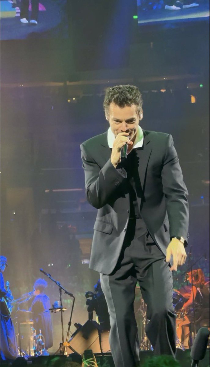 ghostinkissys's tweet photo. showing up on stage in FOUR LAYERS (blazer, sweatshirt, tshirt, tank top) but there was a time…… https://t.co/u2gixzr5hi