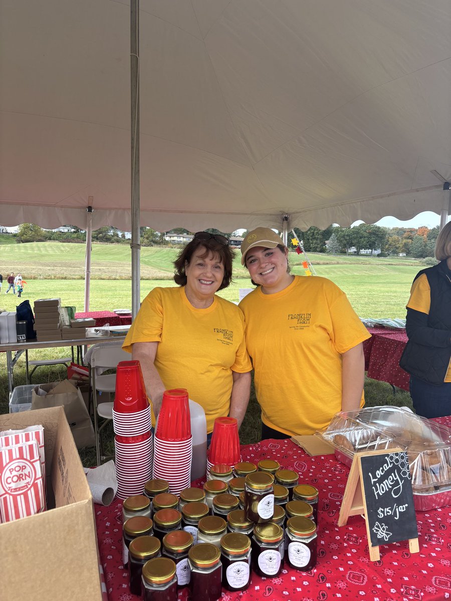 MiaForRep's tweet photo. The yummiest apple cider and donuts here @Franklin_Farm today https://t.co/Pu7MM3Rqej
