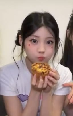 BIASFEROX's tweet photo. Wonhee eats like a 🐿 https://t.co/nBlCYg6ptw