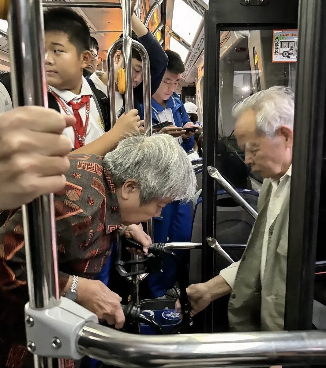 GraceParkecwjw's tweet photo. Un abuelo me ayudó a cargar mi equipaje hasta la parada del bus cuando vi que estaba luchando con él. La gente buena existe, pequeos gestos que iluminan el día. https://t.co/gZDszsovsM
