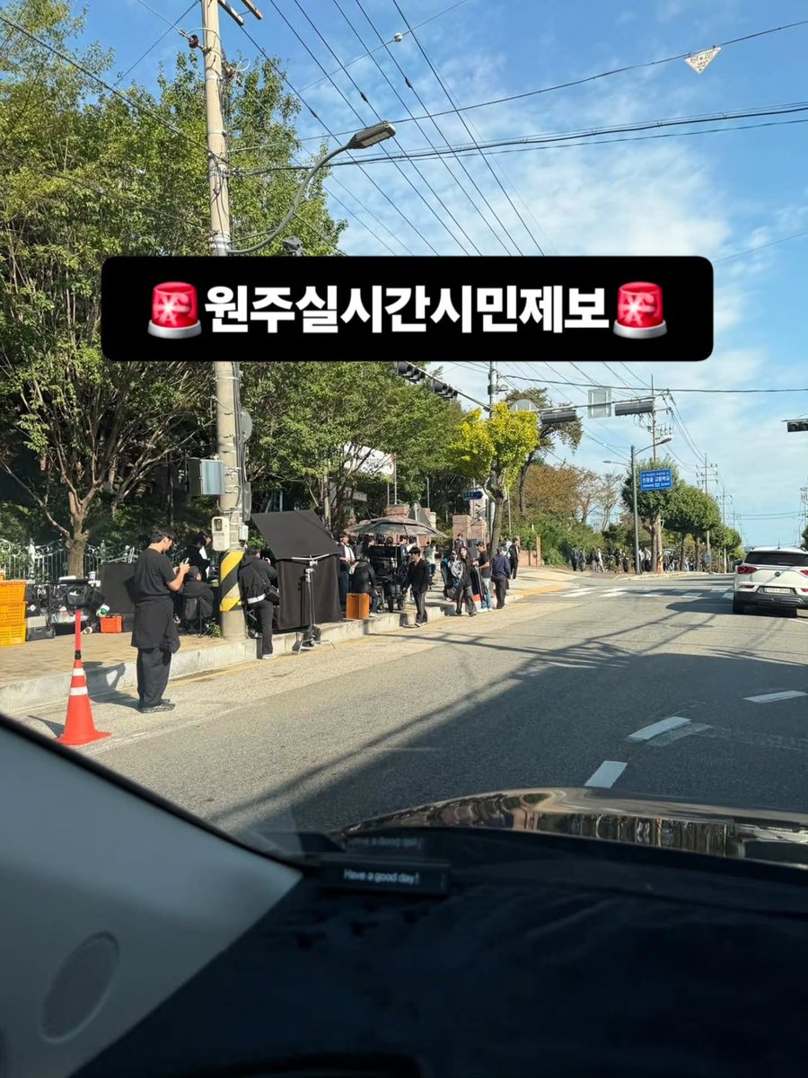 moonsangmin414's tweet photo. 261004 담을 넘지 마시오 촬영 #문상민

원주 고등학교에서 12월까지 찍는다고함..
진짜 너무 조그맣게 나와서 확대해도 의미없는데 그래도 보인다보여
동그란 뒤통수에 빨간 스프라이트티셔츠 치원이가 ㅋㅋㅋ https://t.co/4jUbCvlBvN