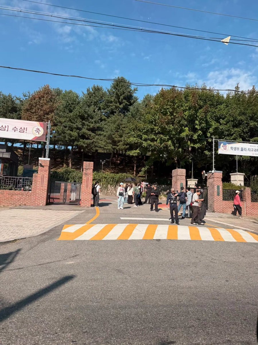 moonsangmin414's tweet photo. 261004 담을 넘지 마시오 촬영 #문상민

원주 고등학교에서 12월까지 찍는다고함..
진짜 너무 조그맣게 나와서 확대해도 의미없는데 그래도 보인다보여
동그란 뒤통수에 빨간 스프라이트티셔츠 치원이가 ㅋㅋㅋ https://t.co/4jUbCvlBvN