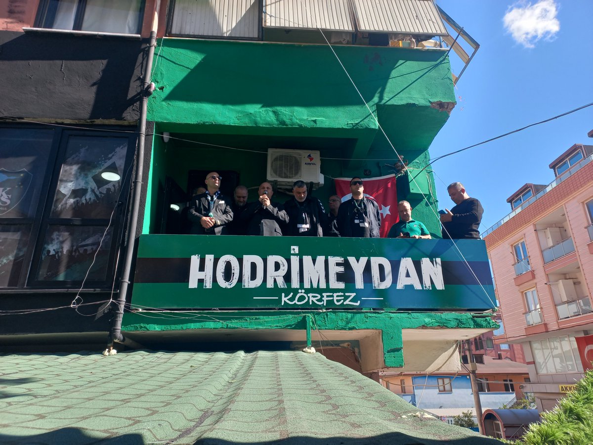 CKI1966's tweet photo. Bir kez daha nasıl bir camia olduğumuzu gördük. Derneğimizin sayısının artarak tüm ilçelere yayılması dileğiyle. Umarım Kartepede de güzel bir derneğimiz olur.  @HodriMeydan 💚🖤 https://t.co/OP1HBukaDy