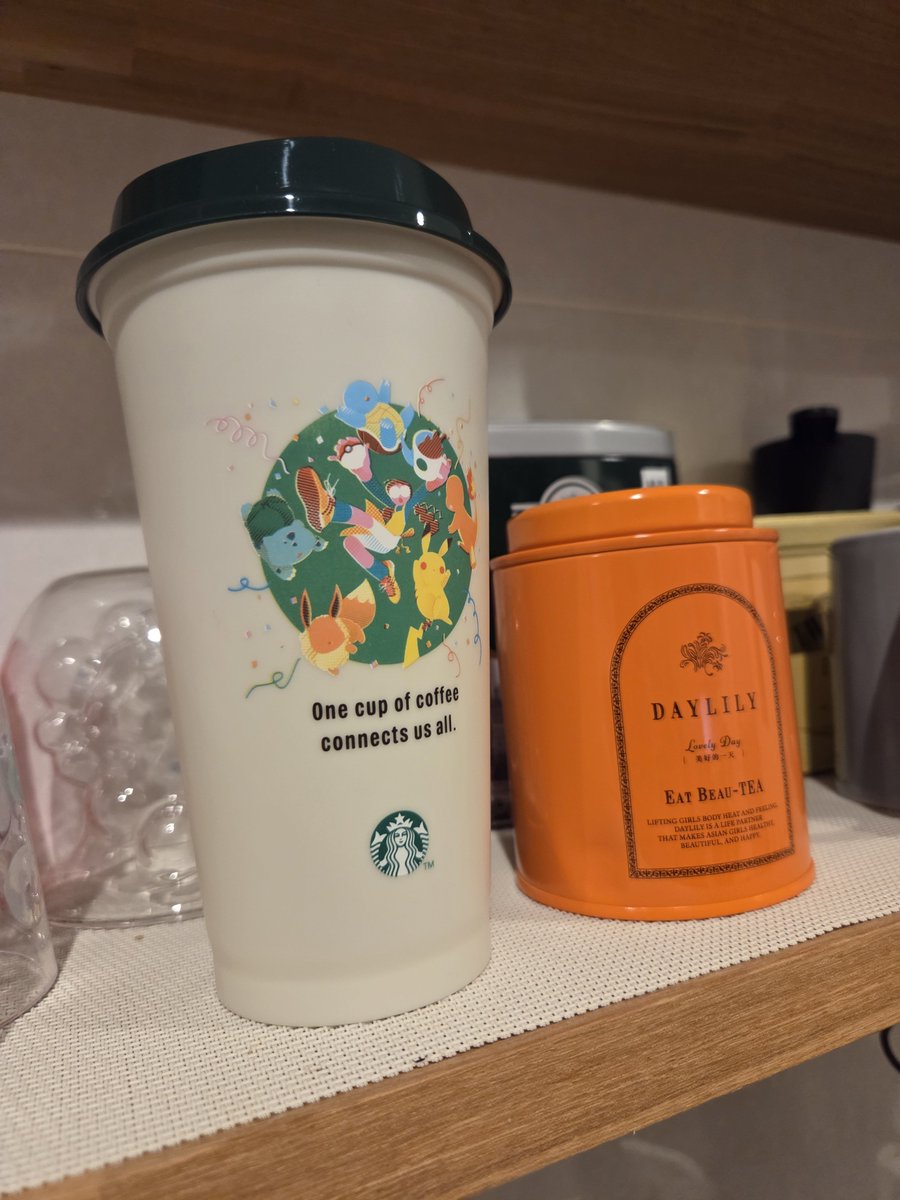 riruca's tweet photo. 今日は長女と一緒に英検4級を受験してきました！
終わってから長女スタバデビューして、試験の答え合わせした。今回も満点狙ってたけど明らかな間違いがひとつ見つかって萎え😂
帰宅したら夫と次女が餃子作ってくれてた。美味しかった。
スタバ×ポケモンのコラボカップを夫に買ってあげました。 https://t.co/OKo8pNvn8p