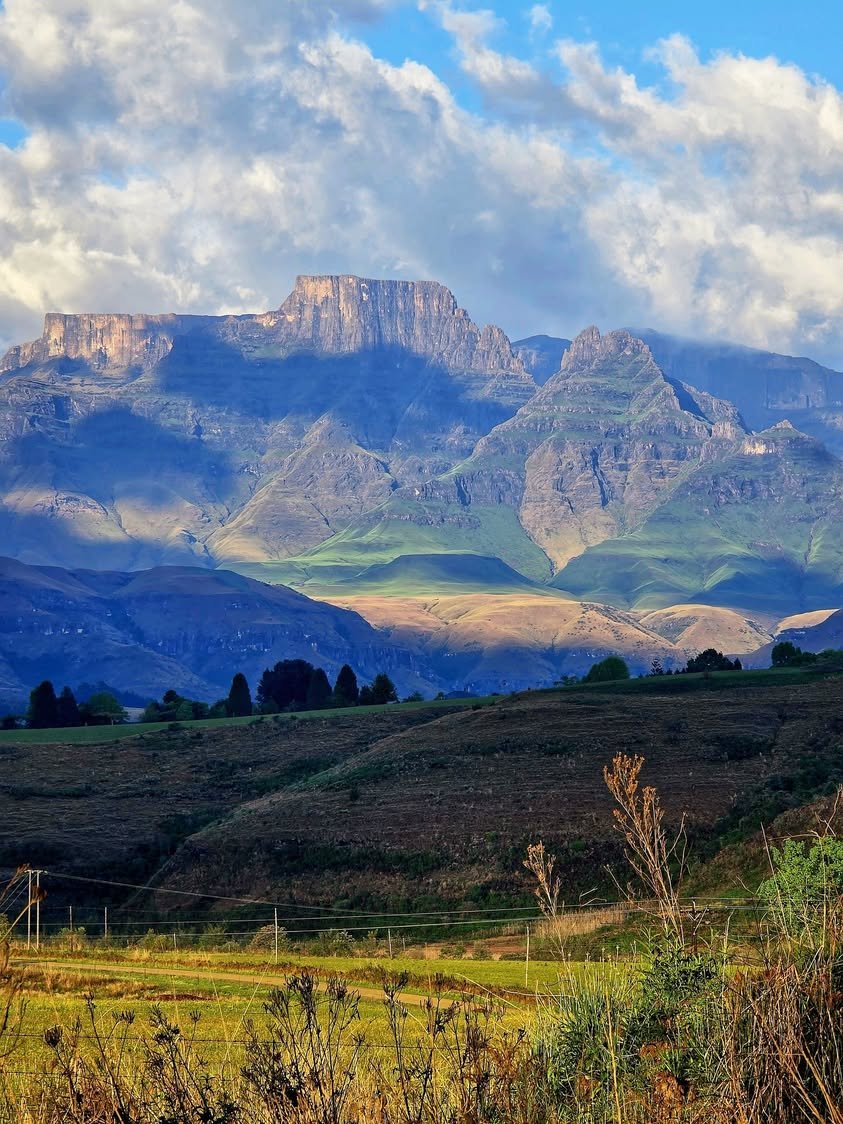 mncwaMusa's tweet photo. The Drakensberg, as magnificent as ever.💯 KZN Beauty ✅✅💯💯⏩ https://t.co/yKppWpK3eV