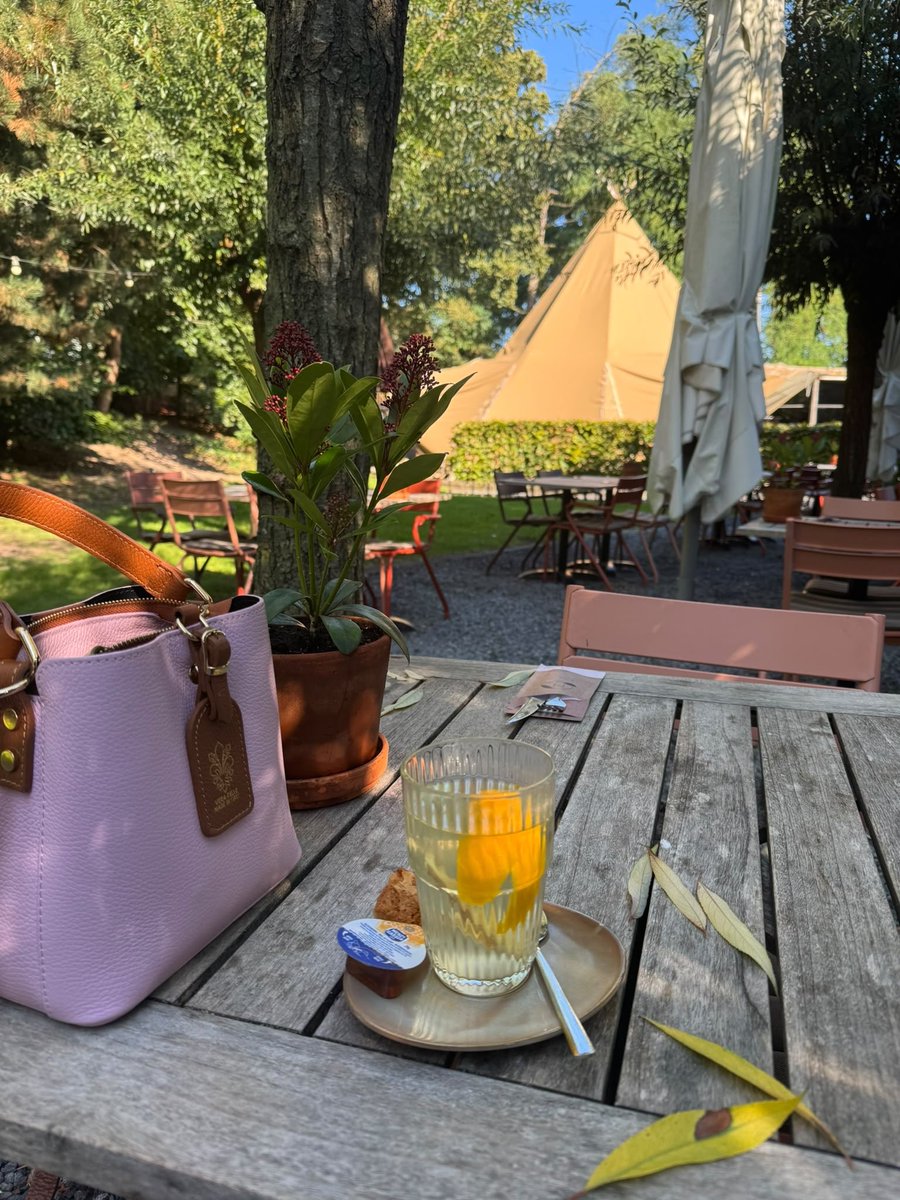 MissPoppyRopes's tweet photo. Mijn vriendinnetje zit al netjes te wachten…

Koffie besteld, tijd om bij te kletsen.

Er ontbreekt alleen nog één klein detail:

Wie van jullie betaalt onze koffie vandaag? ☕️

Een gentleman laat twee dames natuurlijk niet zelf afrekenen. 😉

#findom #femdom #cashmeet https://t.co/TeYomsNfu6