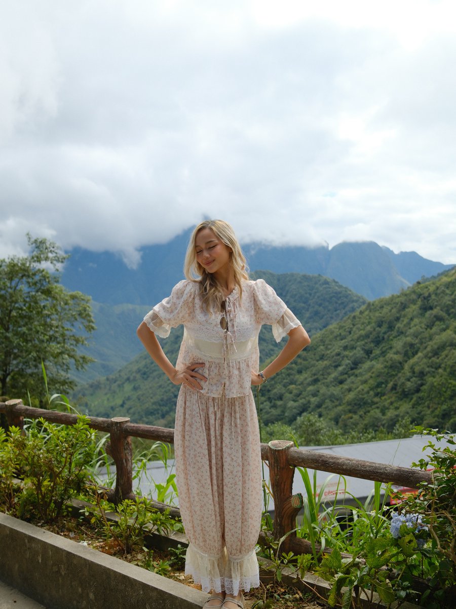 ABSCBNNews's tweet photo. AT GUMANDA ANG ARAW KO 🌞🧡

BINI Gwen (@bini_gwen) made her Vietnam trip memorable as she captured snaps along the way. (📷: Gwen/Instagram) https://t.co/xHDIuEsRGA