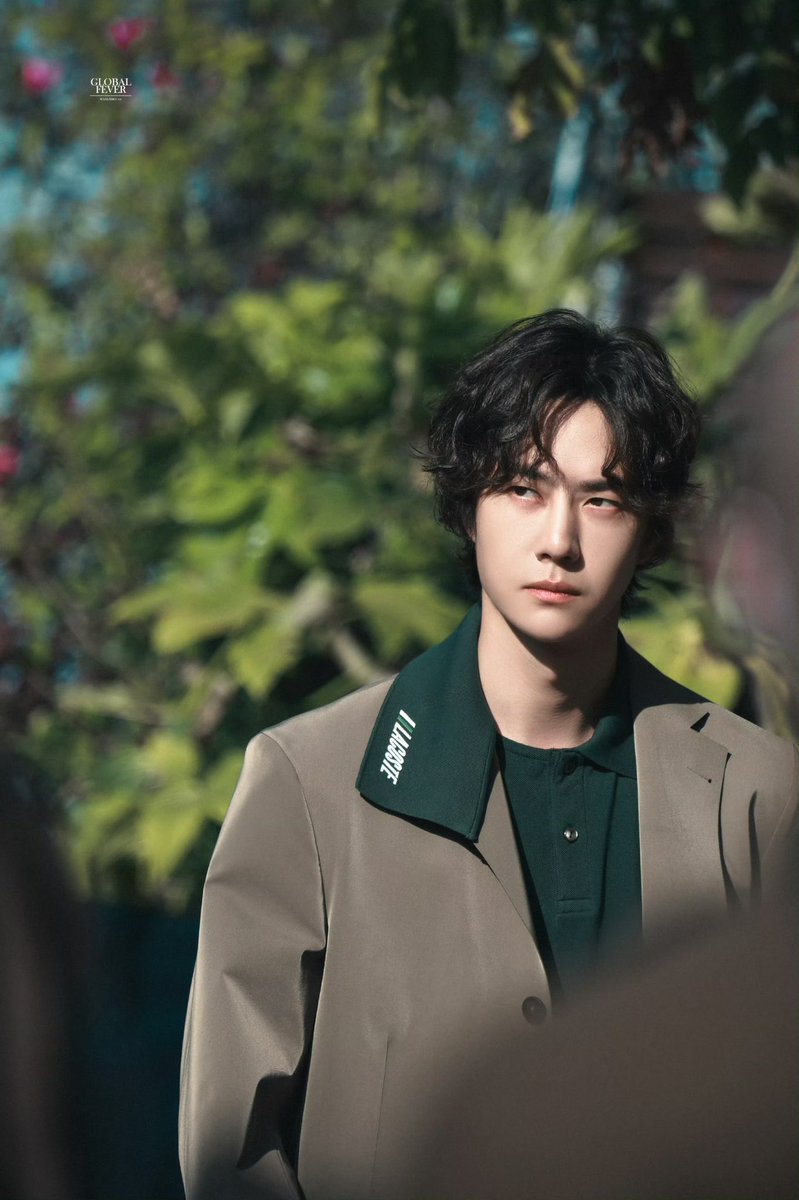Aorjang's tweet photo. แม่ Global ไม่เคยแผ่ว!! ขนาดคราวนี้ถ่ายยากมากจริงๆ 😅🐊(1) 

WANG YIBO LACOSTE NO WHITE
#WangYiboPFWxLacosteSS27

#WangYibo
#LacosteSS27
#PFW
#ParisFashionWeek
#LACOSTE
#WangYiboxLACOSTE https://t.co/AnbhvOF9C3