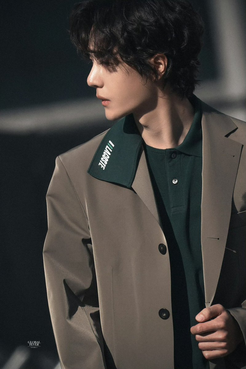 Aorjang's tweet photo. แม่ Global ไม่เคยแผ่ว!! ขนาดคราวนี้ถ่ายยากมากจริงๆ 😅🐊(1) 

WANG YIBO LACOSTE NO WHITE
#WangYiboPFWxLacosteSS27

#WangYibo
#LacosteSS27
#PFW
#ParisFashionWeek
#LACOSTE
#WangYiboxLACOSTE https://t.co/AnbhvOF9C3