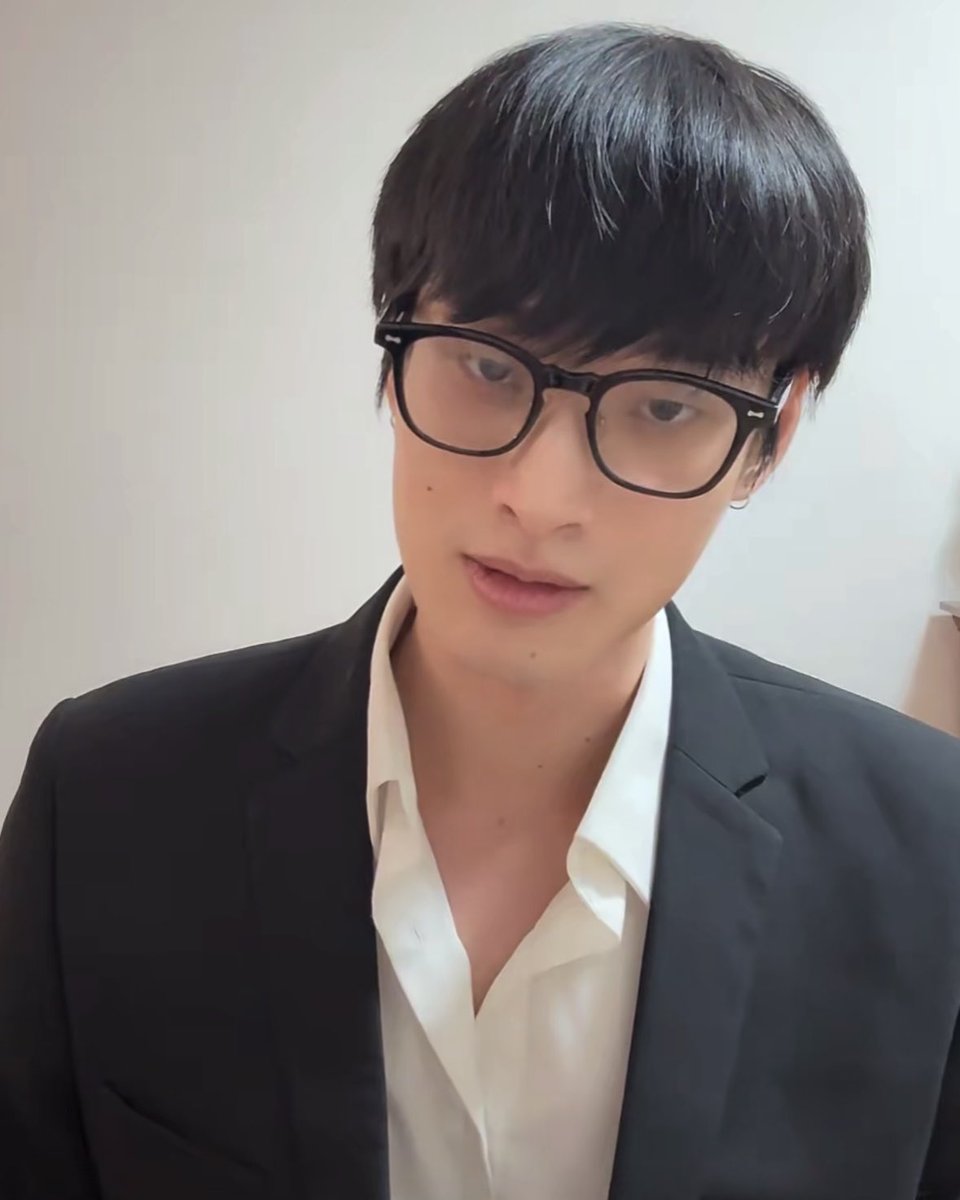 wanpichu's tweet photo. first date & he showed up in a suit, should I be worried? #bossirr https://t.co/WTJ7T9n3eI