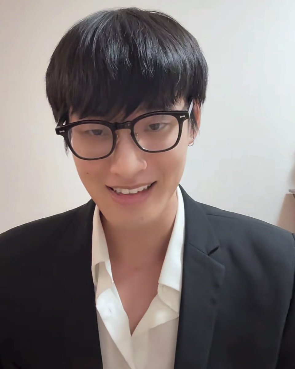 wanpichu's tweet photo. first date & he showed up in a suit, should I be worried? #bossirr https://t.co/WTJ7T9n3eI