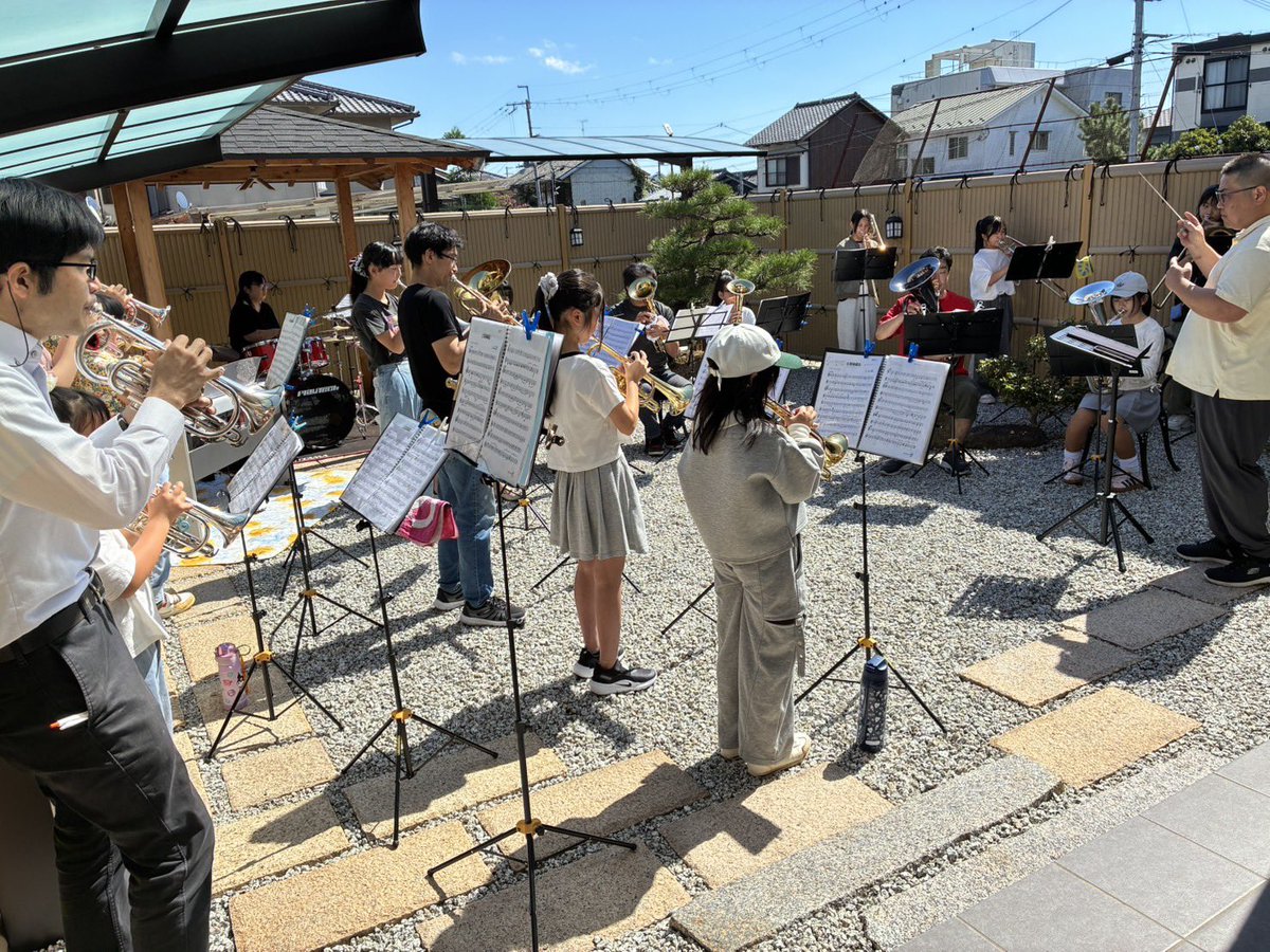 bcVCsZtfWZ17820's tweet photo. ジュニアブラスです。
昨日は地元商店街のイベントに参加しました。
オペラ歌手の藤原英恵さんとピアノ奏者の高村百合花さんの歌と一緒に演奏しました。
生歌との演奏は初めての体験だったのできれいな歌声を消してしまわないように優しい演奏を心掛けていました。 https://t.co/08rFrHW5Ix