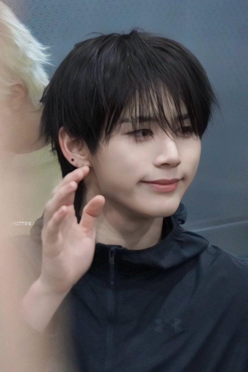 BettingOn0810's tweet photo. 261004 블드미

🙂☺️🤨🧐

#BOYNEXTDOOR #보이넥스트도어
#TAESAN #태산 https://t.co/ZfLqVLI8in