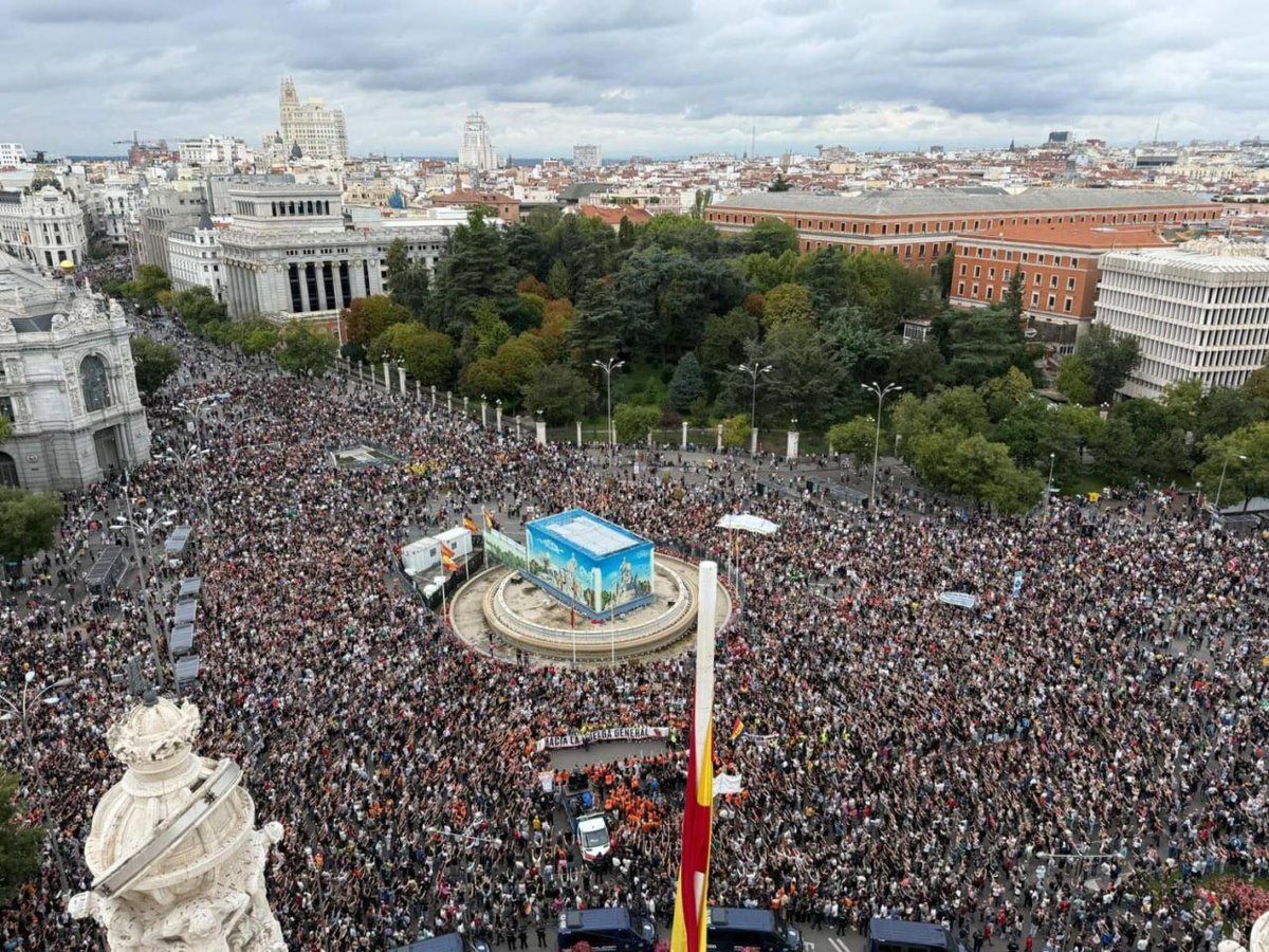 realMJThompson's tweet photo. 💣🚨BREAKING🇪🇸

Thousands of people celebrating Alonso’s P8 in Madrid

Some are even going to camp until Honda gets more HP out of their engine

ALONSOMANIA IN MADRID https://t.co/3DoKYBWaR4