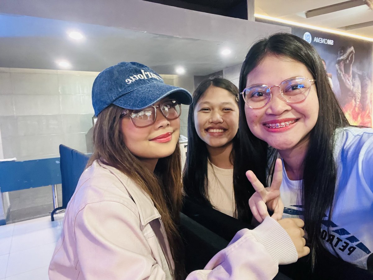 Sicangd10's tweet photo. The hand placement is giving! 🥰 Sobrang APPROACHABLE mo in person. Im the HAPPIEST di lang ako pati niece ko sobrang IDOL ka nya since PBB mo 🥰🤗 @carmelle_lite https://t.co/YcCuEfAMdm