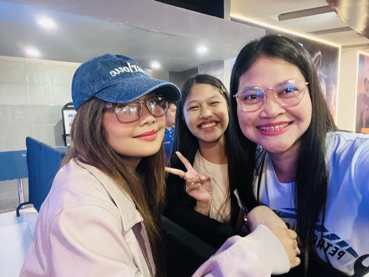 Sicangd10's tweet photo. The hand placement is giving! 🥰 Sobrang APPROACHABLE mo in person. Im the HAPPIEST di lang ako pati niece ko sobrang IDOL ka nya since PBB mo 🥰🤗 @carmelle_lite https://t.co/YcCuEfAMdm