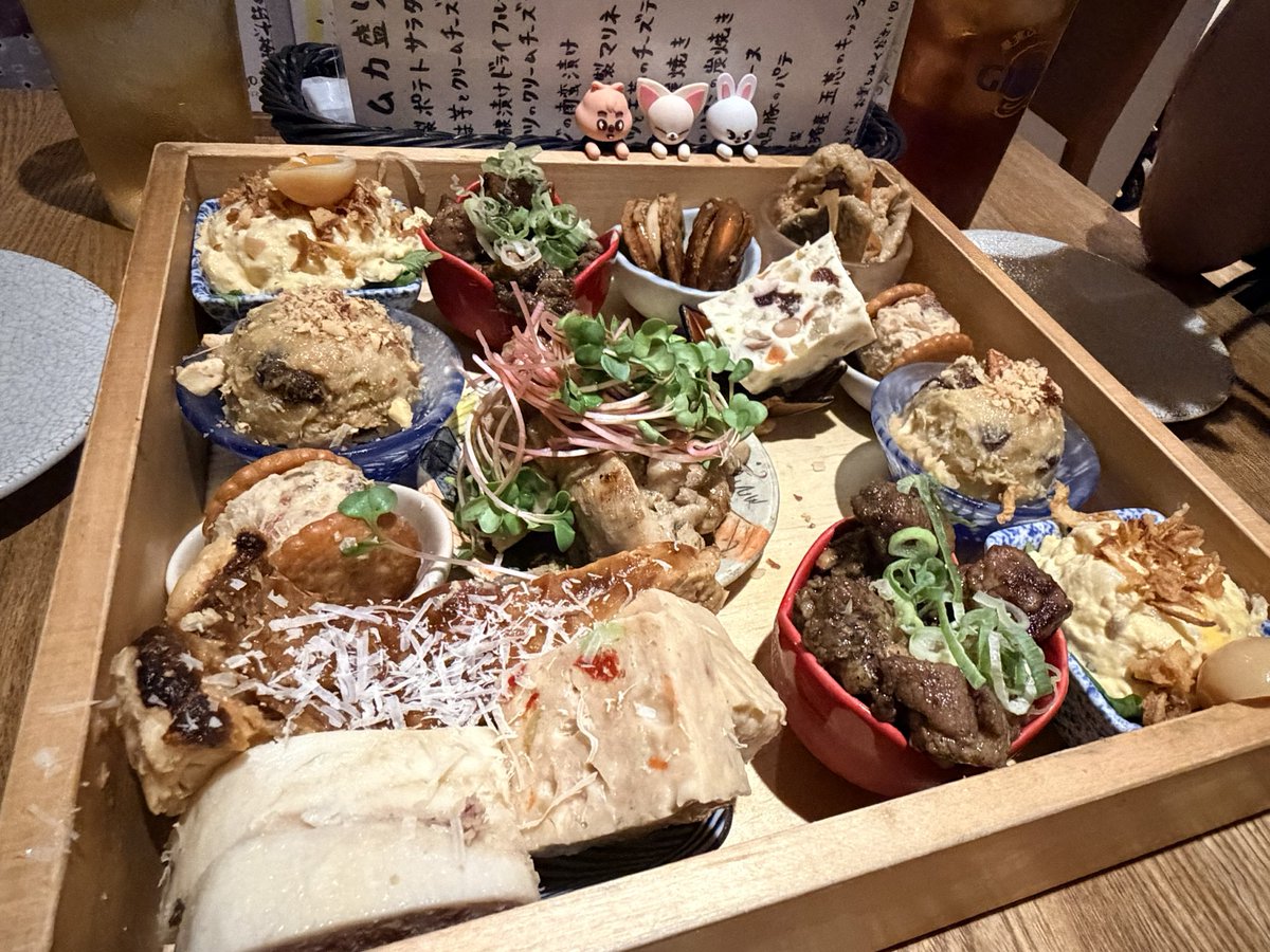 hanico_manico's tweet photo. オタクってことはバレてるが、重度だとは思っていなかっただろう友に旅先で食べた写真を見せることになり、ぬい活がバレましたが、意外と受け入れてくれました(たぶん)これからは料理単体の写真も撮るべきだな。ぬいが映ってない写真がない。そして旅先での自分の写真が一枚もないことに驚いてました🐿️ https://t.co/1BRbOPGY6S
