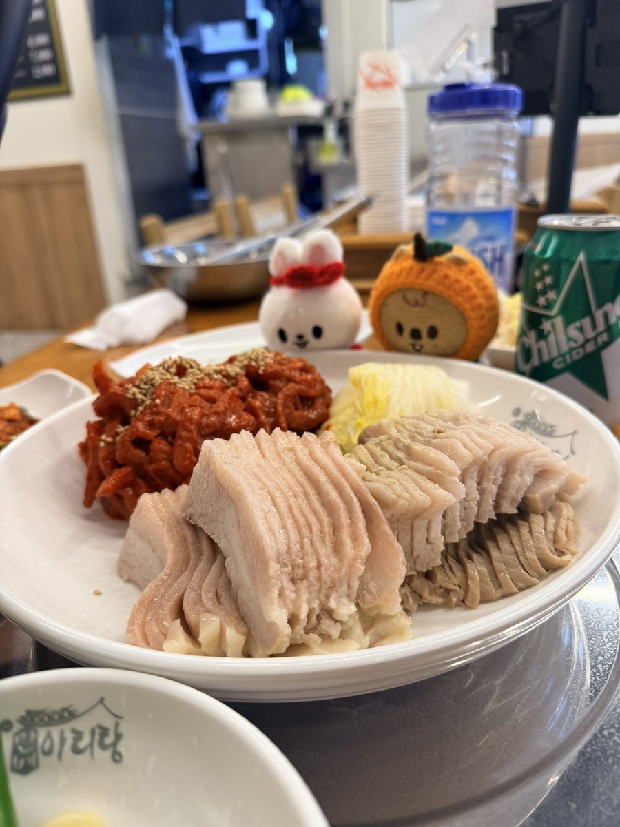hanico_manico's tweet photo. オタクってことはバレてるが、重度だとは思っていなかっただろう友に旅先で食べた写真を見せることになり、ぬい活がバレましたが、意外と受け入れてくれました(たぶん)これからは料理単体の写真も撮るべきだな。ぬいが映ってない写真がない。そして旅先での自分の写真が一枚もないことに驚いてました🐿️ https://t.co/1BRbOPGY6S