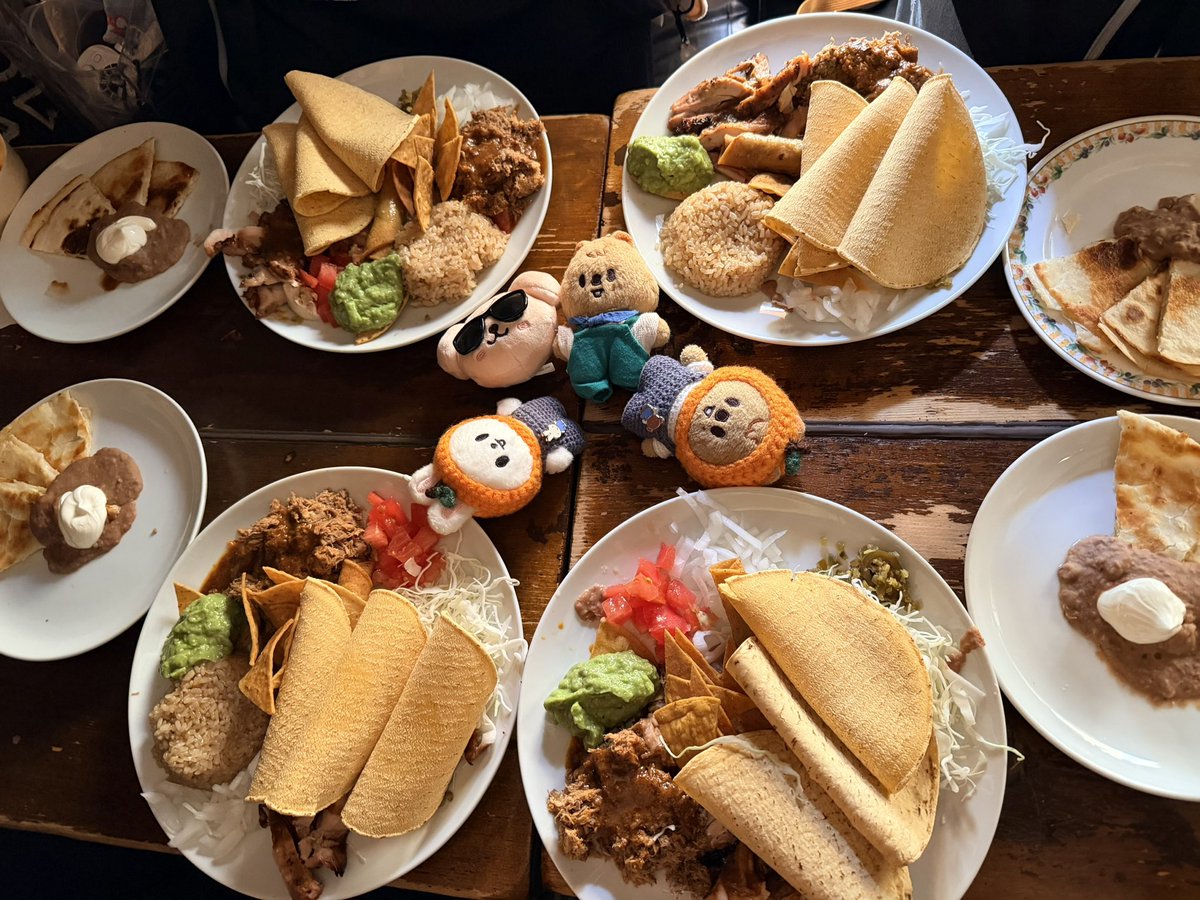 hanico_manico's tweet photo. オタクってことはバレてるが、重度だとは思っていなかっただろう友に旅先で食べた写真を見せることになり、ぬい活がバレましたが、意外と受け入れてくれました(たぶん)これからは料理単体の写真も撮るべきだな。ぬいが映ってない写真がない。そして旅先での自分の写真が一枚もないことに驚いてました🐿️ https://t.co/1BRbOPGY6S