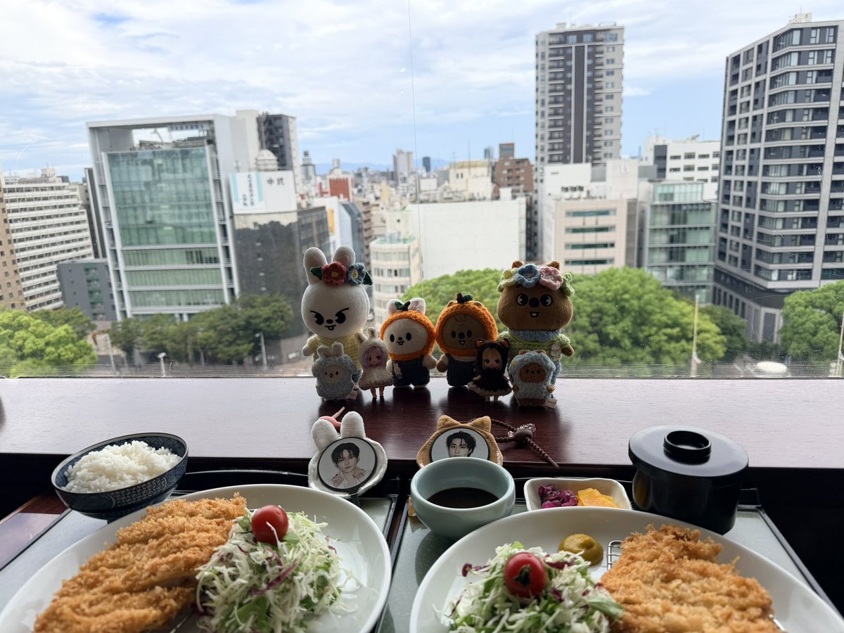 hanico_manico's tweet photo. オタクってことはバレてるが、重度だとは思っていなかっただろう友に旅先で食べた写真を見せることになり、ぬい活がバレましたが、意外と受け入れてくれました(たぶん)これからは料理単体の写真も撮るべきだな。ぬいが映ってない写真がない。そして旅先での自分の写真が一枚もないことに驚いてました🐿️ https://t.co/1BRbOPGY6S