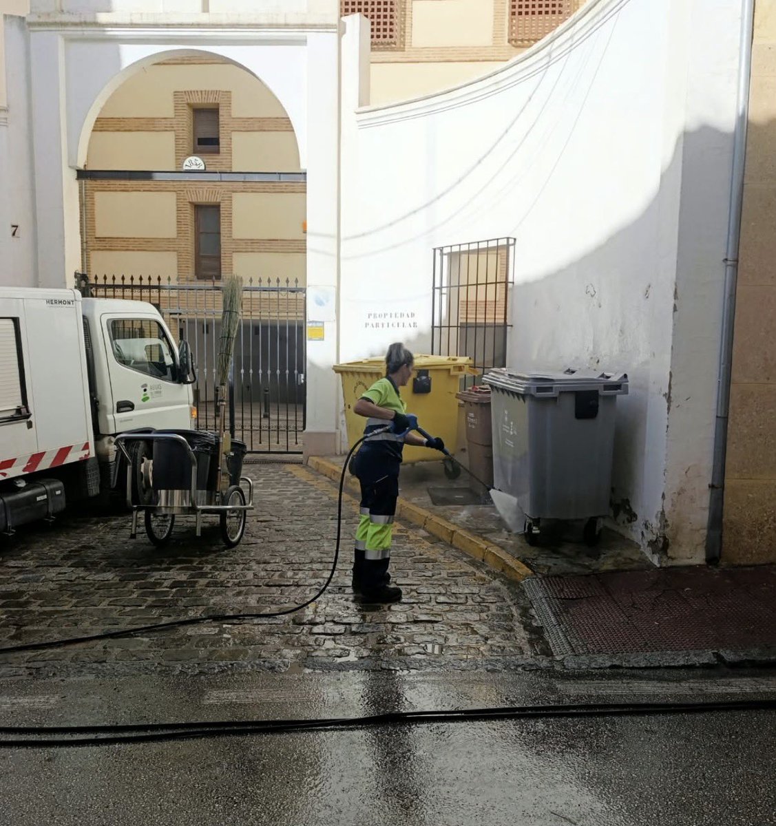 AguasdelTorcal's tweet photo. 💦 Aguas del Torcal lleva a cabo tareas de limpieza y desinfección en acerados, contenedores, calzada y zonas de tránsito

💧🐕 Especial atención a los puntos negros de este espacio 

📌 Calle Santa Clara

Cuidamos de #Antequera
Mantenemos limpia #TUciudad https://t.co/jzDsx9ON0u