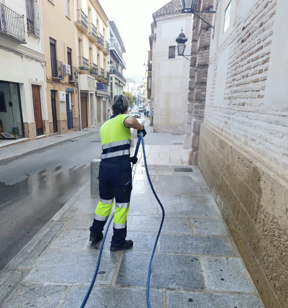 AguasdelTorcal's tweet photo. 💦 Aguas del Torcal lleva a cabo tareas de limpieza y desinfección en acerados, contenedores, calzada y zonas de tránsito

💧🐕 Especial atención a los puntos negros de este espacio 

📌 Calle Santa Clara

Cuidamos de #Antequera
Mantenemos limpia #TUciudad https://t.co/jzDsx9ON0u