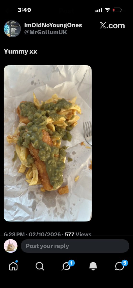 lulufvv's tweet photo. @MrGollumUK yea m not gunna talk to u when ur eating whatever this is u probably smell like shit https://t.co/Z02wup1wMa